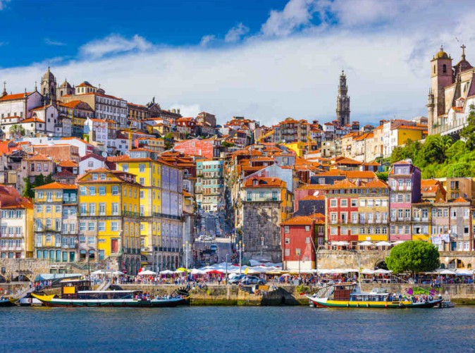 010_Lernidee Reisen_Portugal_Schoene Aussichten Touristik_Portos historische Altstadt - SeanPavonePhoto Adobe Stock